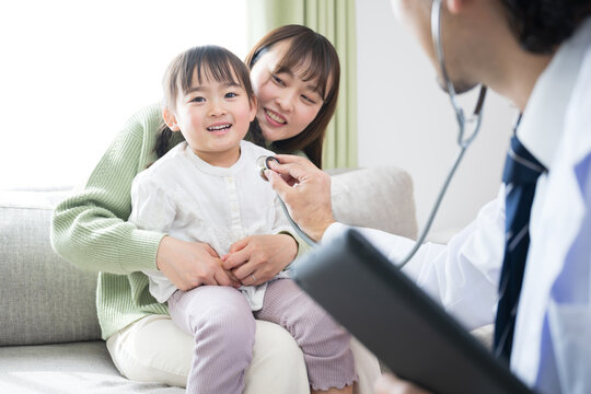 子供を診察する医師(ドクター）　訪問診療やクリニックや病院などのイメージ　笑顔の子供