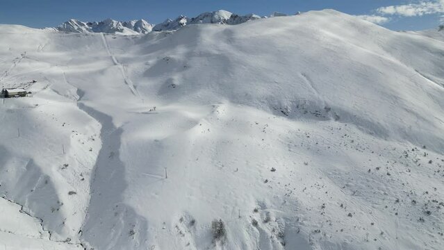 Avanc&eacute;e lente vers la montagne enneig&eacute;e