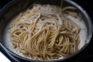 Comida. Olla con espaguetti con crema.