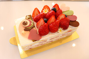 日本のこどもの日のお祝い、パティシエが作ったこいのぼりデコレーションケーキ