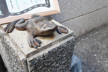 カエルのブロンズ像