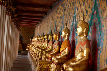 Fototapeta premium buddha statue in temple 