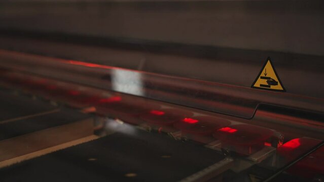 Automated laminated glass cutting machine operating illuminated processing thermal sheet layers