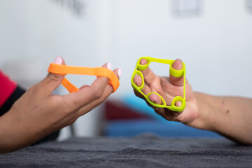 Use of finger bands for the treatment of arthritis in physiotherapy