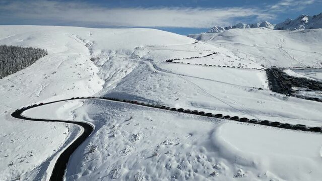 Embouteillage de voitures en montagne