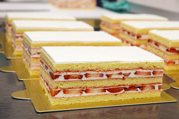 パティシエの厨房、イチゴとスポンジケーキとクリーム