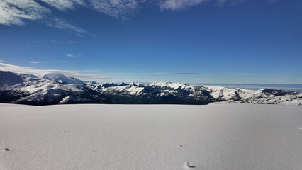 Montagne vierge et ciel bleu