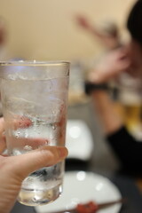沖縄の居酒屋で泡盛を飲む