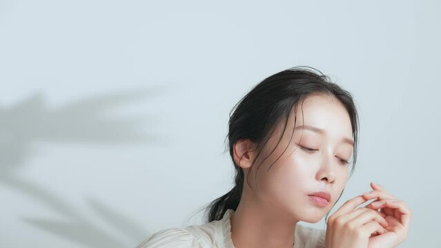 ナチュラルメイクの女性の美容イメージ