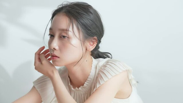 ナチュラルメイクの女性の美容イメージ