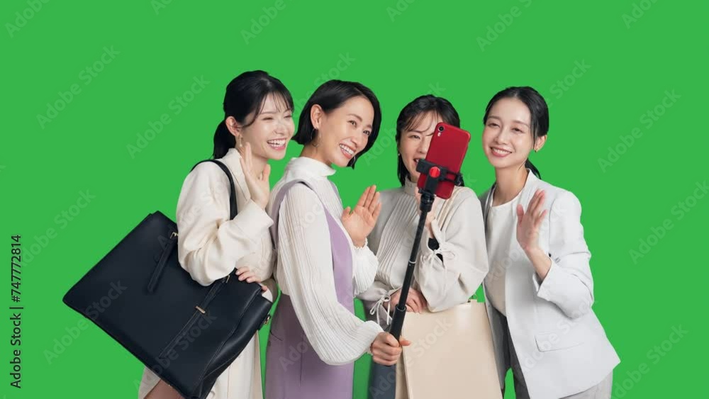 Aufkleber スマホで自撮りするミドル女性グループープ　クロマキー合成用グリーンバック