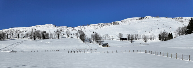 Panorama de neige et ciel bleu