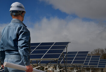 太陽光発電施設を点検するエンジニア