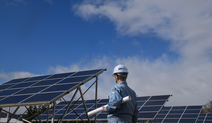 太陽光発電施設を点検するエンジニア