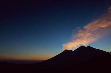 Atardecer con volcanes