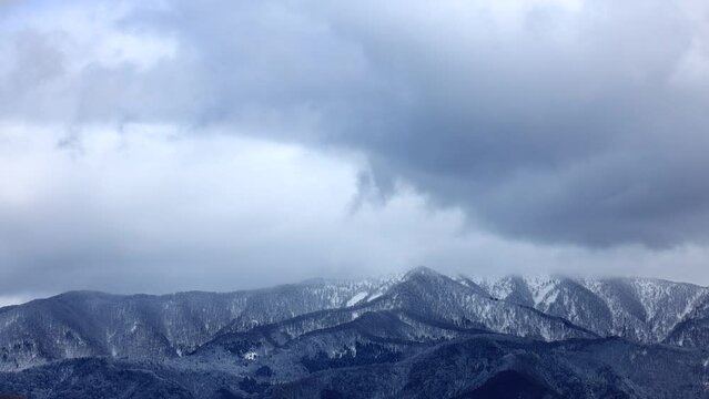 雪が積もった山と青空　雲の動き