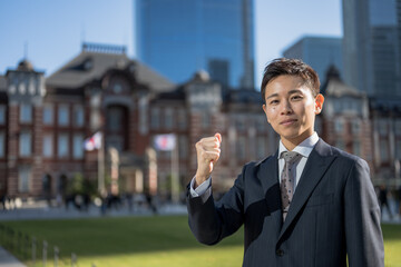 東京駅と誠実そうなスーツ男性