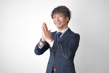手を合わせて笑顔のビジネスマン