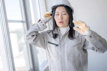 ふらふらの作業着女性