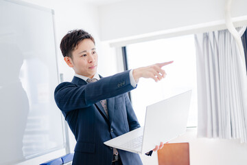 バリバリ働くスーツ男性