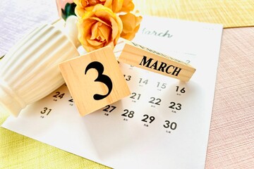 3月のカレンダーと花瓶