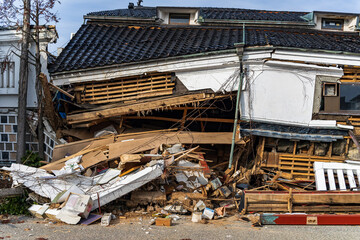 能登半島地震 倒壊した家屋 - 747854244
