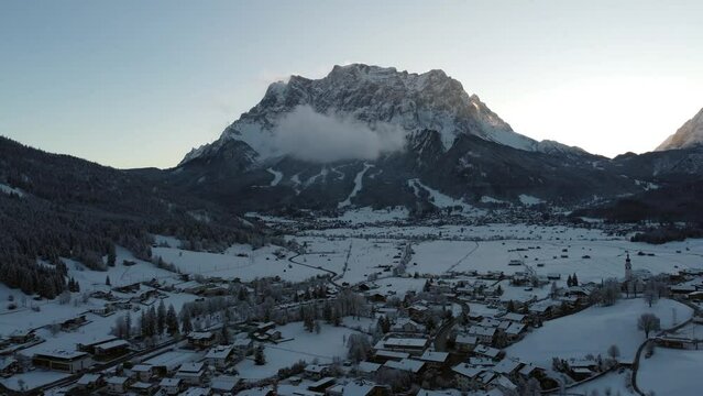 Zugspitze am Morgen im Winter - Zugspitzarena, Lermoos, &Ouml;sterreich