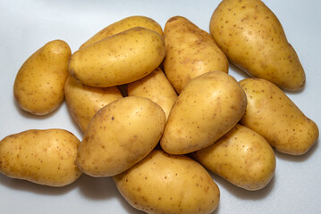 Pommes de terre sur fond blanc
