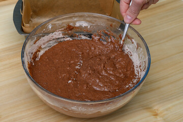 Robić brownie, mieszać ciasto czekoladowe surowe w misce - obrazy, fototapety, plakaty