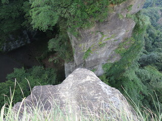 鋸山日本寺の地獄のぞき先端から見た崖の下