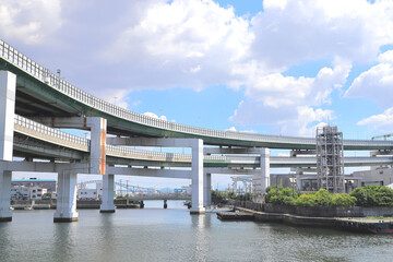 天保山運河と阪神高速道路