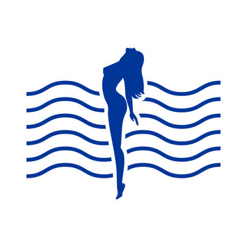 Logo vacaciones de verano. Silueta de mujer joven desnuda nadando con olas de mar o piscina