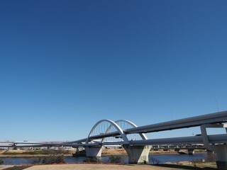 晴天の荒川河川敷と五色桜大橋