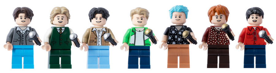 Naklejka premium Dortmund - Deutschland 29. Februar 2024 - Lego Minifiguren der Band BTS