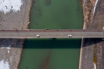 ドローン写真：冬の川の上に架けられた橋