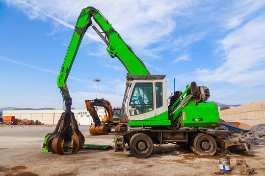 Crane for lifting scrap metal is located on the territory of the port.