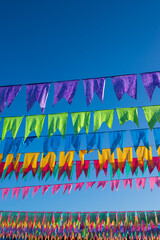 muitas bandeirinhas coloridas de festa junina