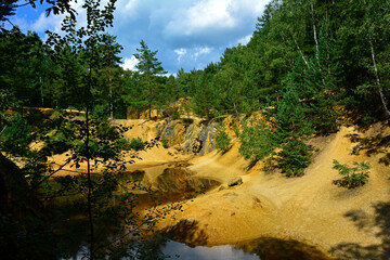 las i żółte skały odbicie w wodzie, forest and yellow rocks reflected in the water, krajobraz, las i żółte skały nad wodą, niebieskie niebo, widok  © kateej