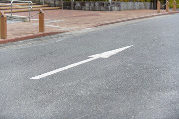 進行方向を示す駐車場の矢印