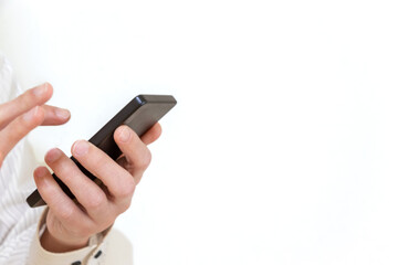 スマートフォンを操作する人物