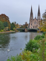 Paysage d'automne avec fleuve et église à Strasbourg