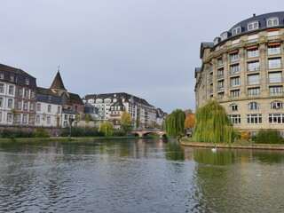 Fototapeta na wymiar Paysage d'automne avec fleuve à Strasbourg