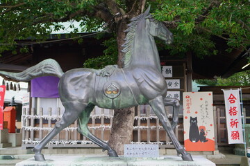 神社境内にある神馬の銅像