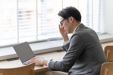 悩むビジネスマン