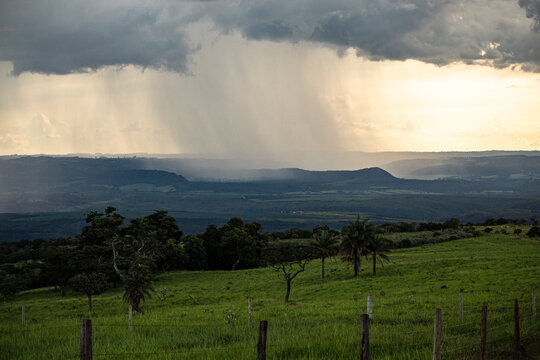 Tempestade caindo sobre as montanhas na serra da canastra.