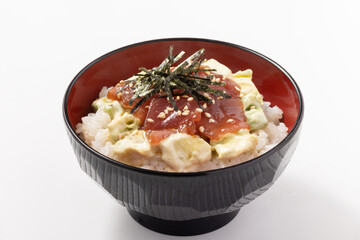 アボカド　マグロ丼