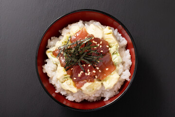 アボカド　マグロ丼
