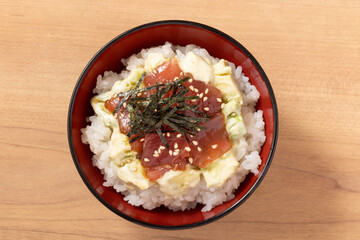 アボカド　マグロ丼