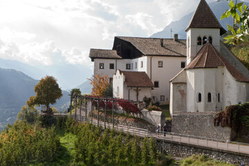 Fototapeta na wymiar Kloster und Kirche im Vinschau , Südtirol