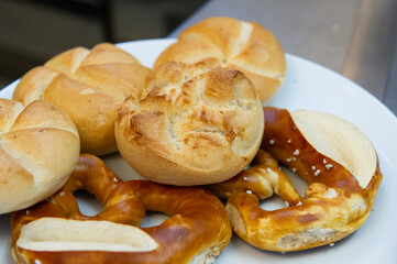 Frische Brötchen und Brezeln zum Frühstück